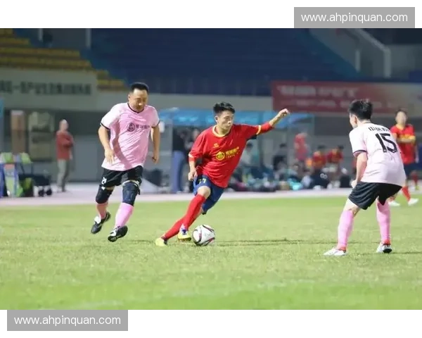 昨晚激战连场 足球赛场惊现逆转精彩瞬间